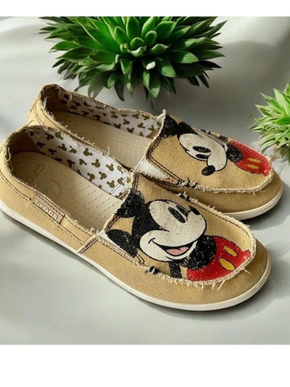 CROCS Disney Melbourne Mickey
Mouse Slip On Canvas Distressed Loafers woman’s 5